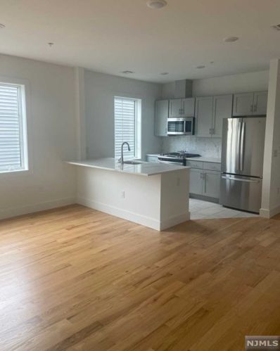 296 Walnut St, Newark, NJ 07105-1717