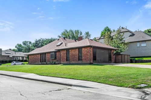 2700 Stain Glass Ct, Carrollton TX  75007-5052 exterior