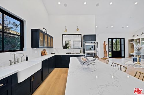 4849 Stern Ave, Van Nuys CA  91423-1923 exterior