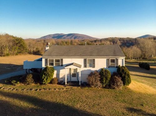 200 Oakridge Dr, Thaxton, VA 24174-2603