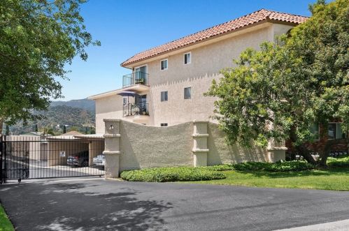 3010 Montrose Ave, Glendale CA  91214-3621 exterior