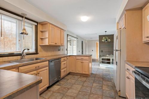 33 Palmer Dr, Wapping, CT 06074-2816