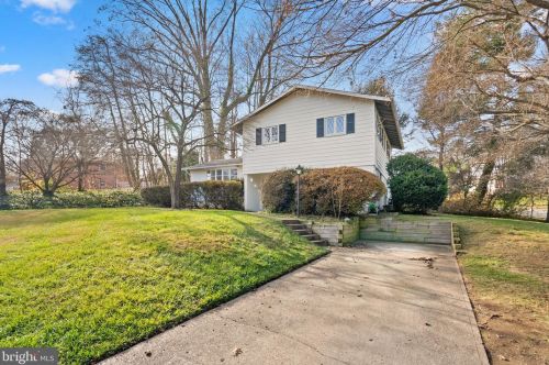 6830 Murray Ln, Annandale, VA 22003-1975