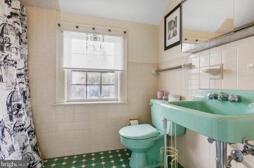 320 Chestnut St, Tavistock NJ 08033-1810 exterior