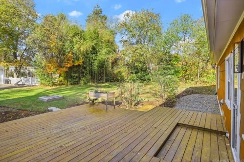 27 Oriole Dr, Norwalk CT  06851-5608 exterior