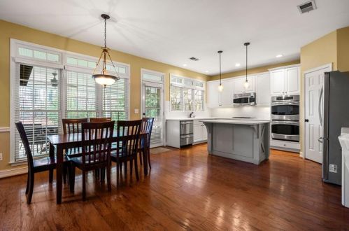 1075 Queensgate Dr, Smyrna GA  30082-6400 exterior