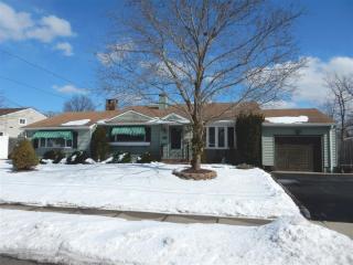 25 Caroline Pl, Colonia, NJ 07067-1206