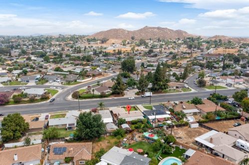 10462 Hole Ave, Riverside CA  92505-1620 exterior