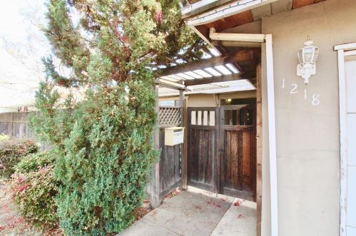 1218 College Ave, Modesto, CA 95350-4905
