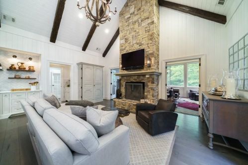 1574 Cave Rd, Atlanta GA  30327-3120 exterior