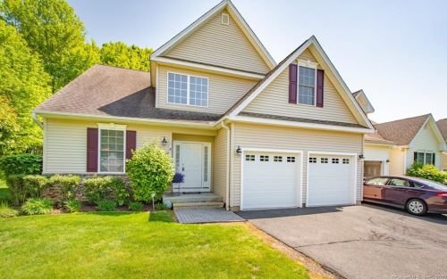 4 Hampshire Dr, Waterbury, CT 06716-2450