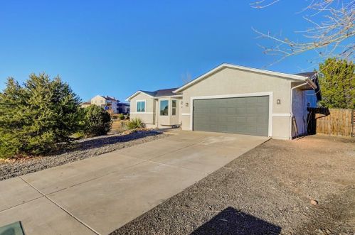806 Acorn Ct, Pueblo, CO 81007-7575