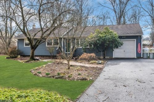 3 Lynwood Dr, Lebanon, NJ 08833-2122