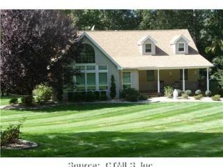 1 Coachman Dr, Branford, CT 06405-2734