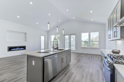 713 Baywood Dr, Taylor Lake Village TX exterior