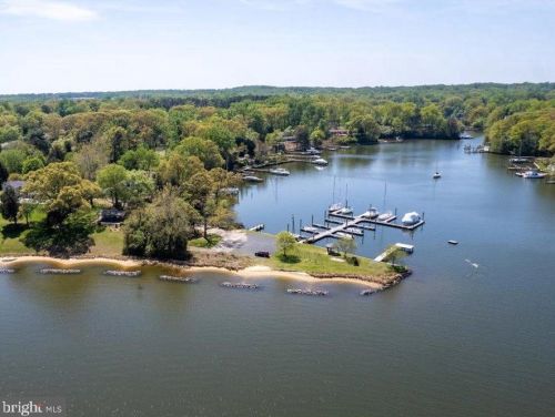 870 Twin Harbor Dr, Arnold, MD 21012-1030