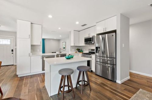 5204 Creekline Dr, Austin TX  78745-2227 exterior