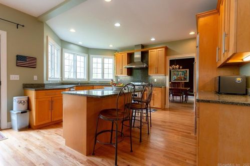 9 Erin Ln, Sandy Hook, CT 06482-1632