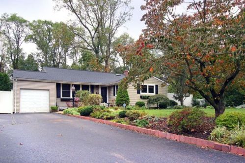 105 Riverbrook Ave, Lincroft, NJ 07738-1348