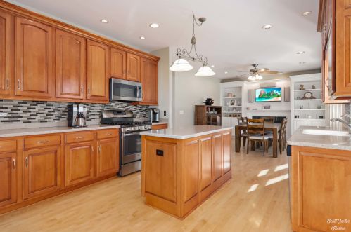 1752 Nashville Ln, Bull Valley, IL 60014-2918