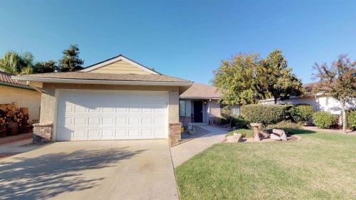 2805 Pinewood Dr, Madera, CA 93637-2627