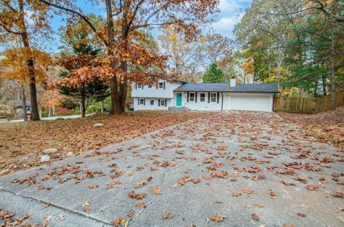 932 Medina Dr, Lilburn, GA 30047-5438