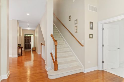 1250 Stonebriar Ct, Naperville, IL 60540-8017