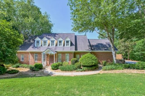 4070 Runnymede Dr, Lilburn, GA 30047-3369