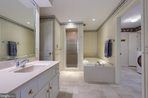 142 Bentley Ln, Lancaster PA  17603-6204 exterior