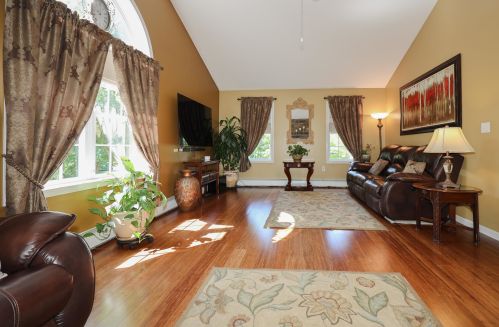 8 Hancock Dr, Londonderry, NH 03053-2592