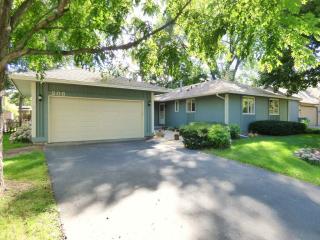 208 Lion Ln, Saint Paul, MN 55126-2130