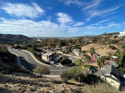 745 Ridge Dr, Glendale, CA 91206-1752