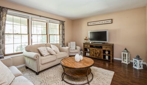 220 Freeport Dr, Hanover Park, IL 60108-1720