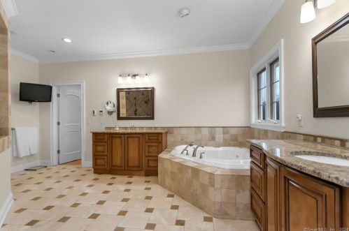 76 Mustang Dr, Upper Stepney CT  06468-1371 exterior