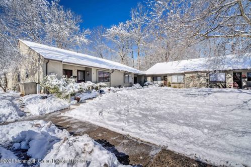 3 Manchester Ct, Tinton Falls NJ 07701-5492 exterior