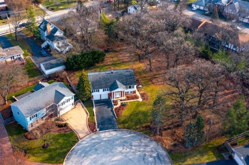 911 Lawn Ct, Western Springs, IL 60558-2222