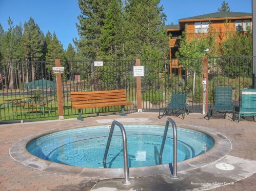 13610 Hillside Dr, Truckee CA  96161-6867 exterior