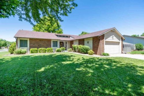1503 Prescott Cir, Wichita, KS 67212-1158