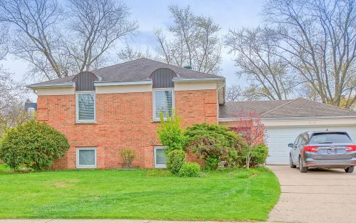 916 Saxon Pl, Buffalo Grove, IL 60089-4331