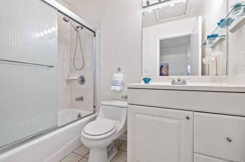 915 Mccully St, Honolulu HI  96826-2888 exterior