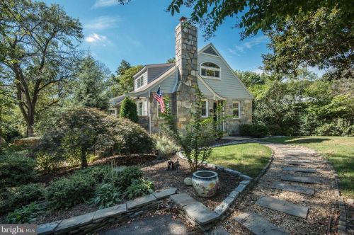 3052 Holmes Run Rd, Falls Church, VA 22042-4306