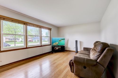 7400 Gladiola Ave, Hanover Park, IL 60133-3210
