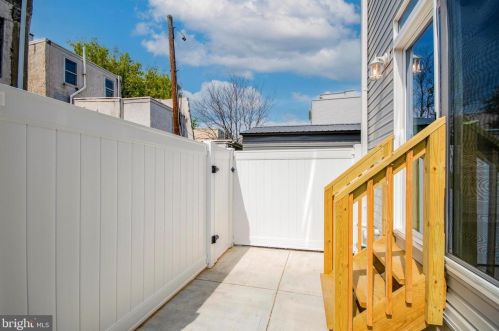 2236 Hope St, Philadelphia, PA 19133-3722