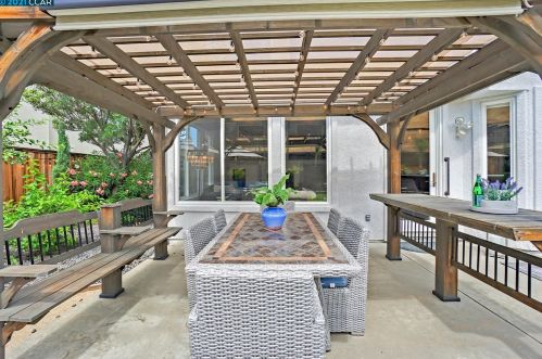 1046 Rolling Woods Way, Concord CA  94521-5400 exterior