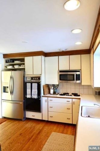 592 Iroquois St, Oradell, NJ 07649-1220