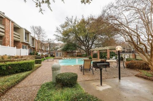 8555 Fair Oaks Xing, Dallas TX  75243-8052 exterior