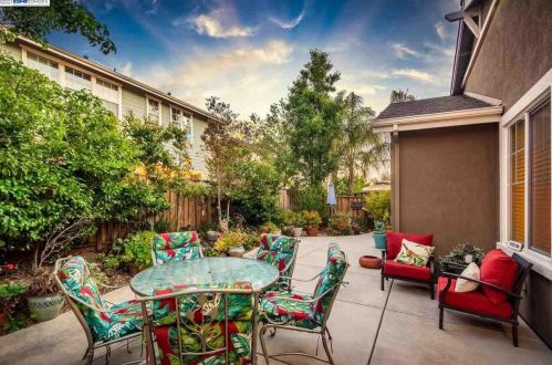 2750 Rivers Bend Cir, Livermore, CA 94550-8649