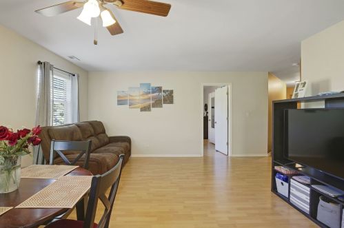 8 Gant Cir, Streamwood, IL 60107-6898