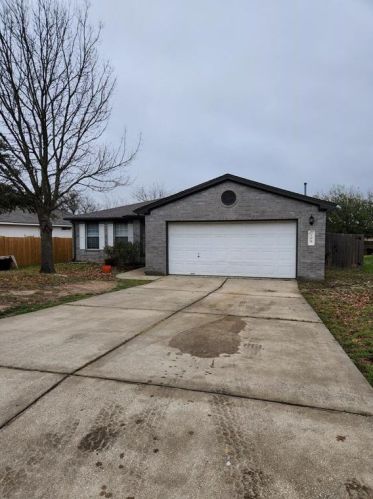 208 Fall Creek Dr, Uhland TX  78640-5361 exterior