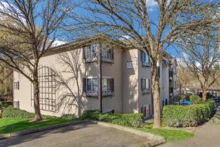 215 9th St, Kirkland, WA 98033-6027
